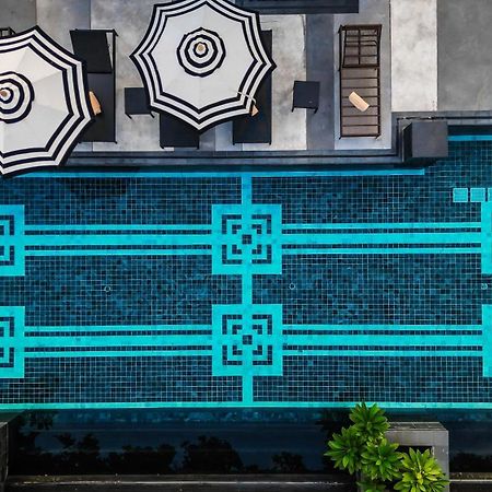 Moevenpick Hotel Sukhumvit 15 Bangkok Exterior foto The pool at the Standard East Village
