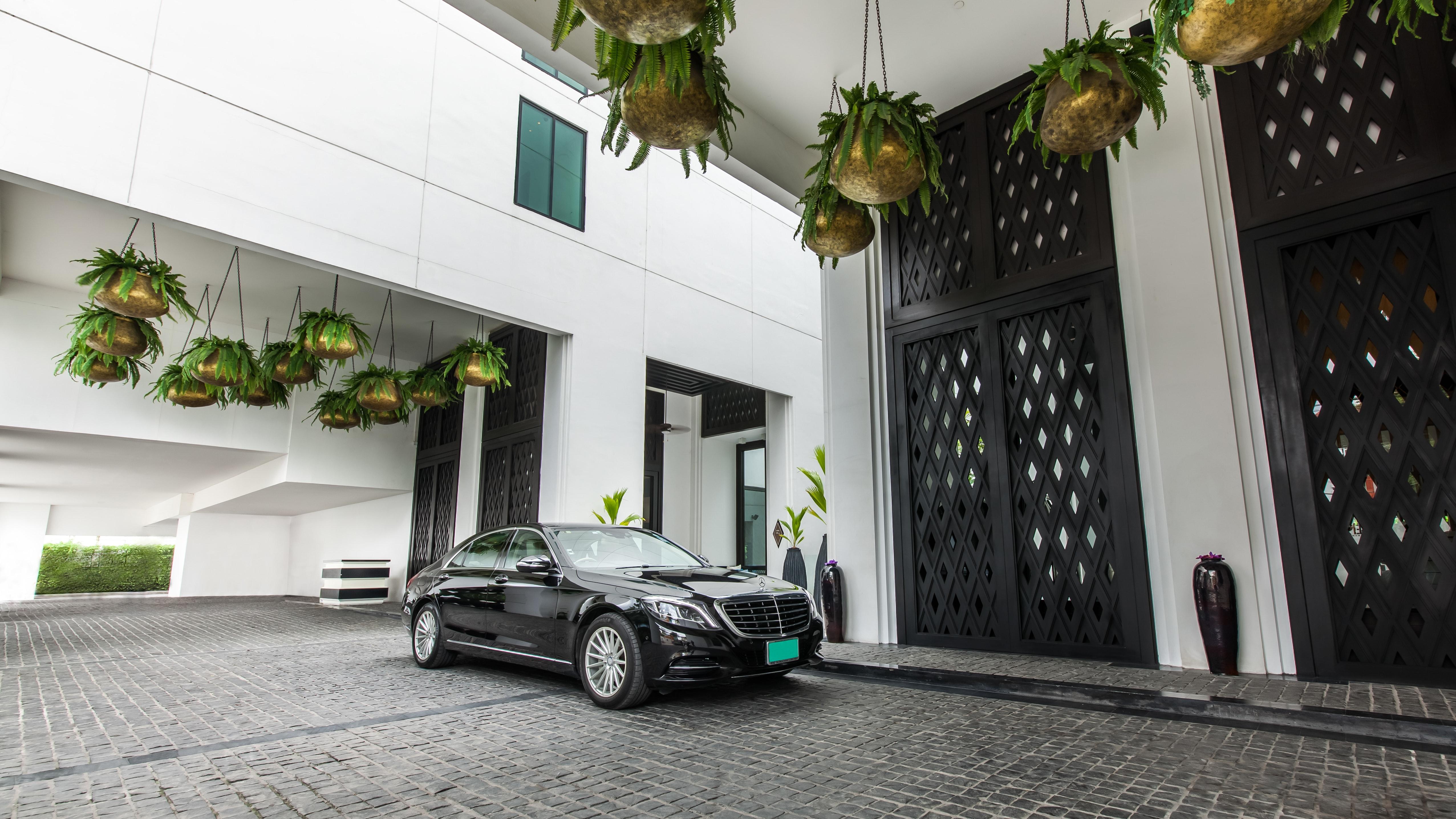 Moevenpick Hotel Sukhumvit 15 Bangkok Exterior foto Mercedes-Benz S-Class