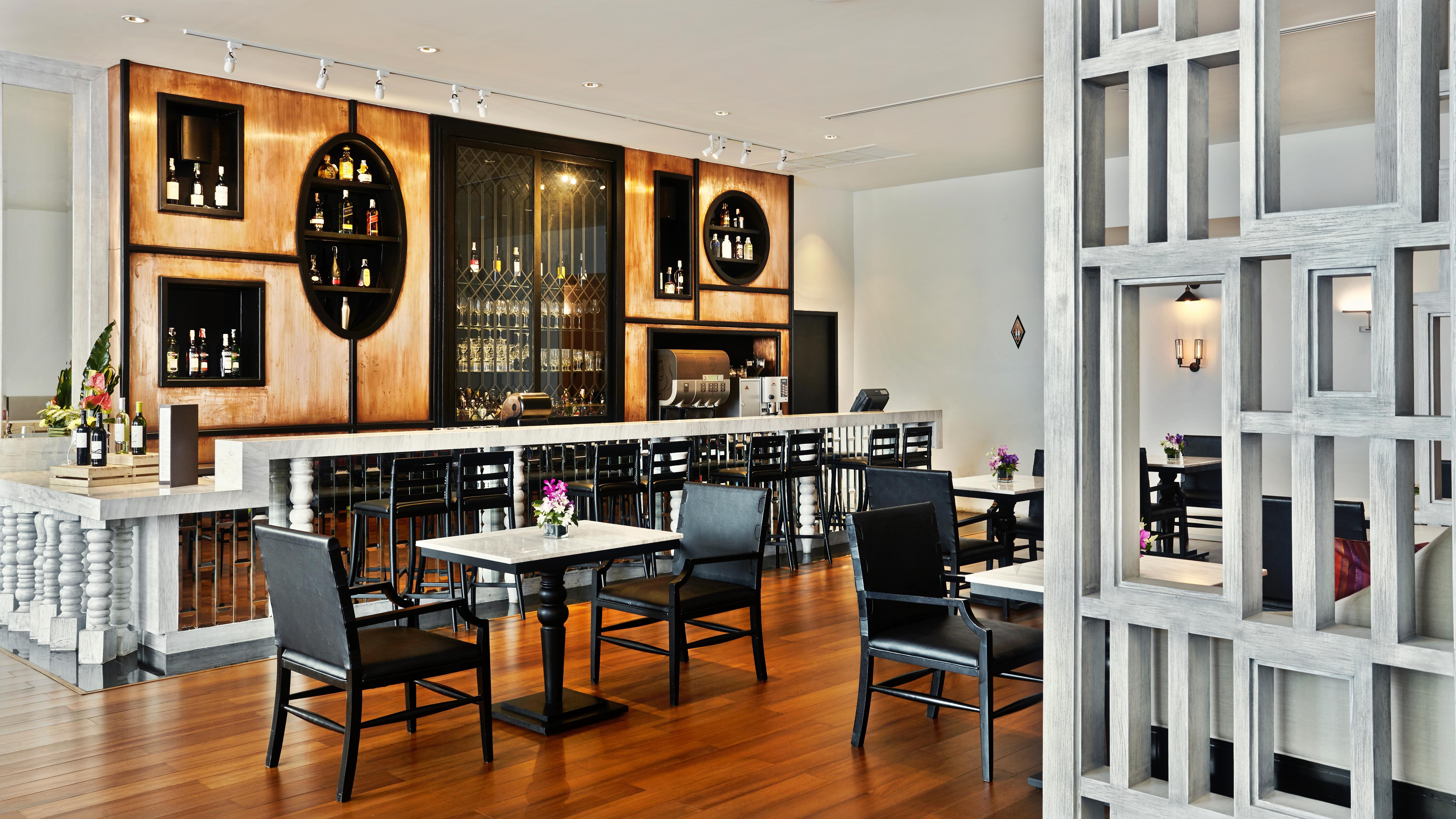 Moevenpick Hotel Sukhumvit 15 Bangkok Exterior foto The lounge at the airport