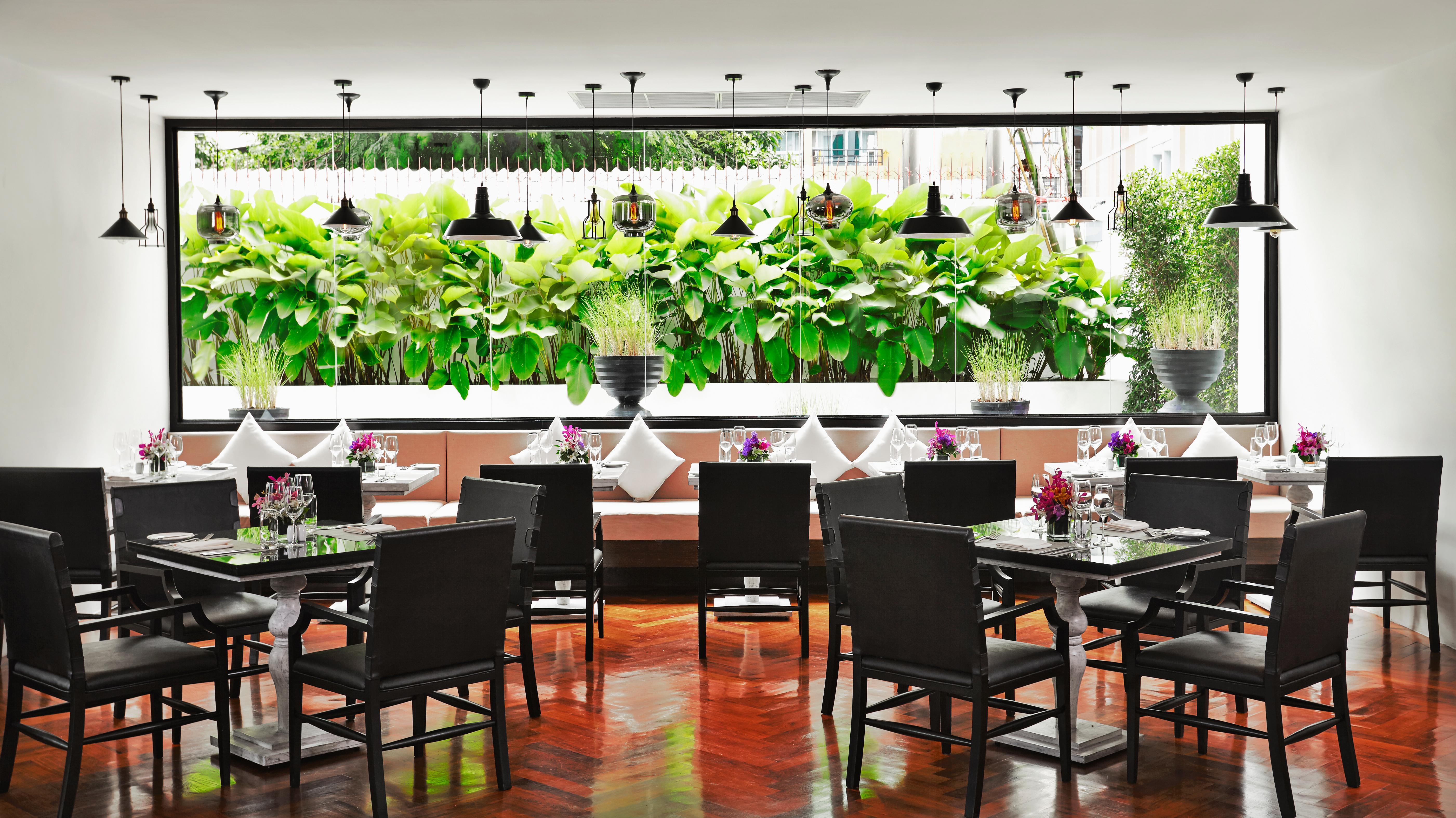 Moevenpick Hotel Sukhumvit 15 Bangkok Exterior foto The interior of the restaurant