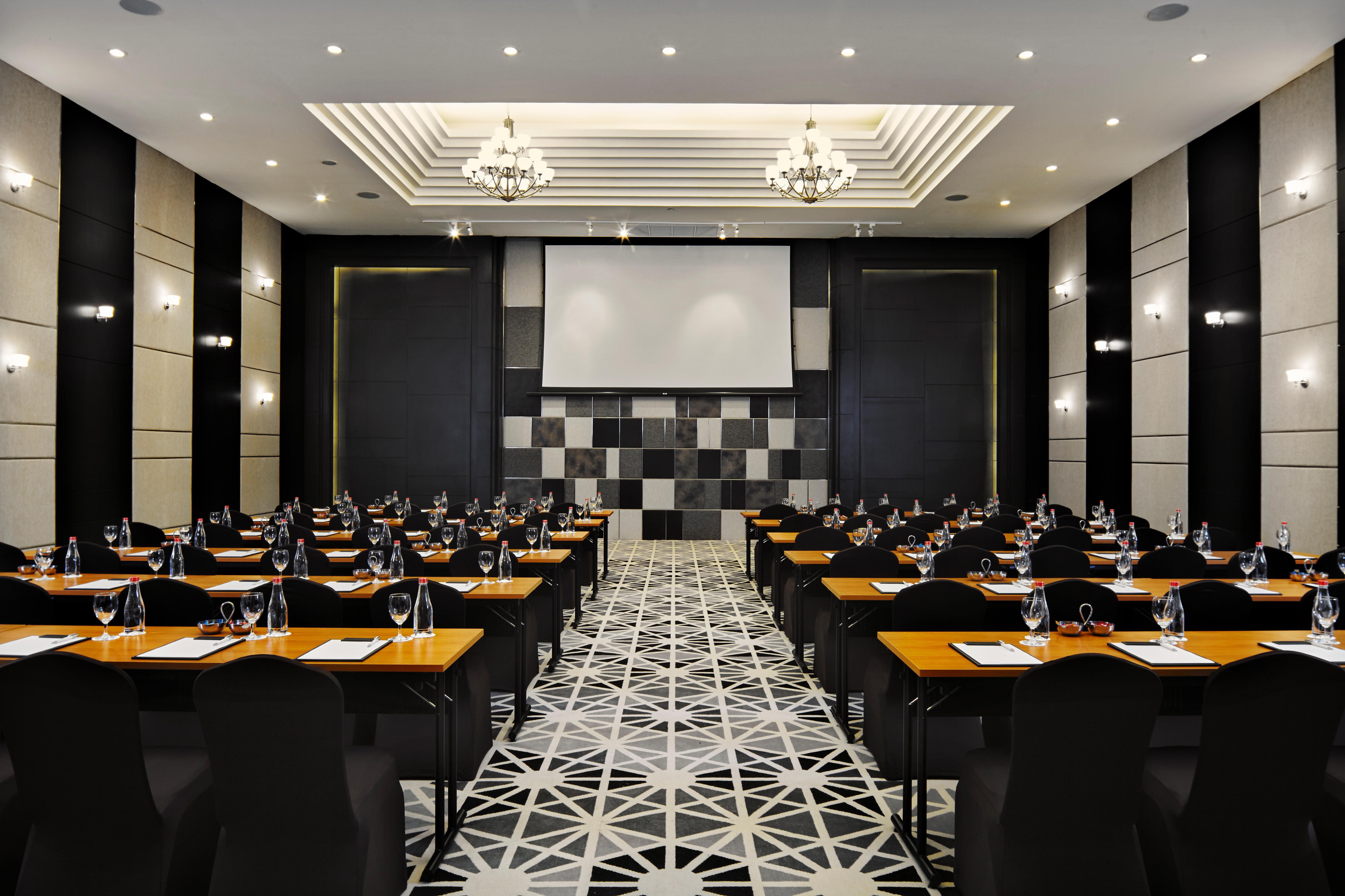 Moevenpick Hotel Sukhumvit 15 Bangkok Exterior foto A conference room
