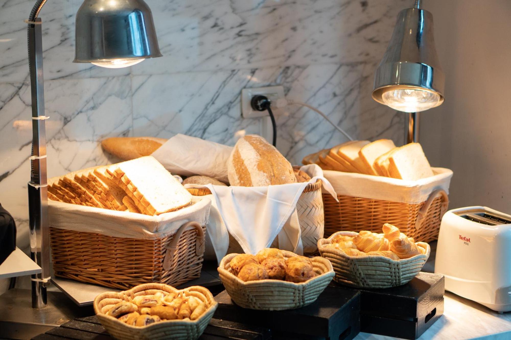 Moevenpick Hotel Sukhumvit 15 Bangkok Exterior foto Bread and pastry at a buffet