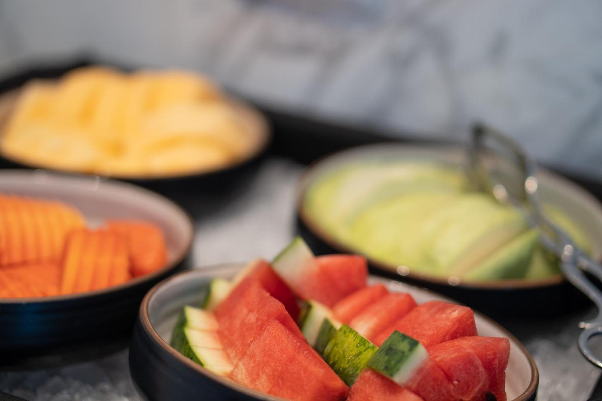 Moevenpick Hotel Sukhumvit 15 Bangkok Exterior foto Fruit salad