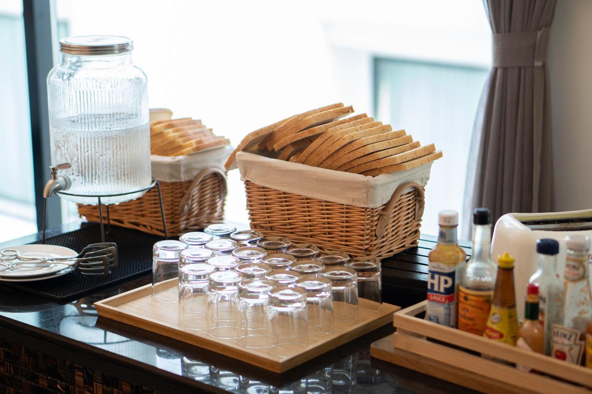 Moevenpick Hotel Sukhumvit 15 Bangkok Exterior foto A basket of bread
