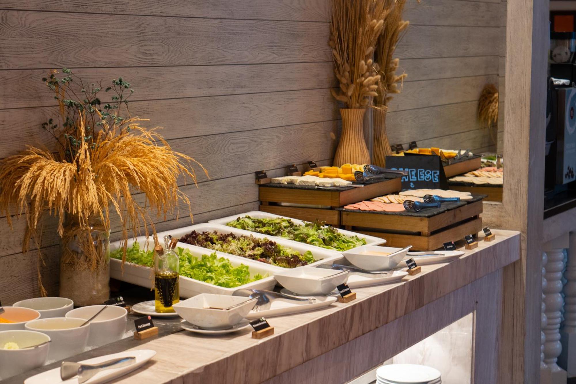 Moevenpick Hotel Sukhumvit 15 Bangkok Exterior foto A salad bar