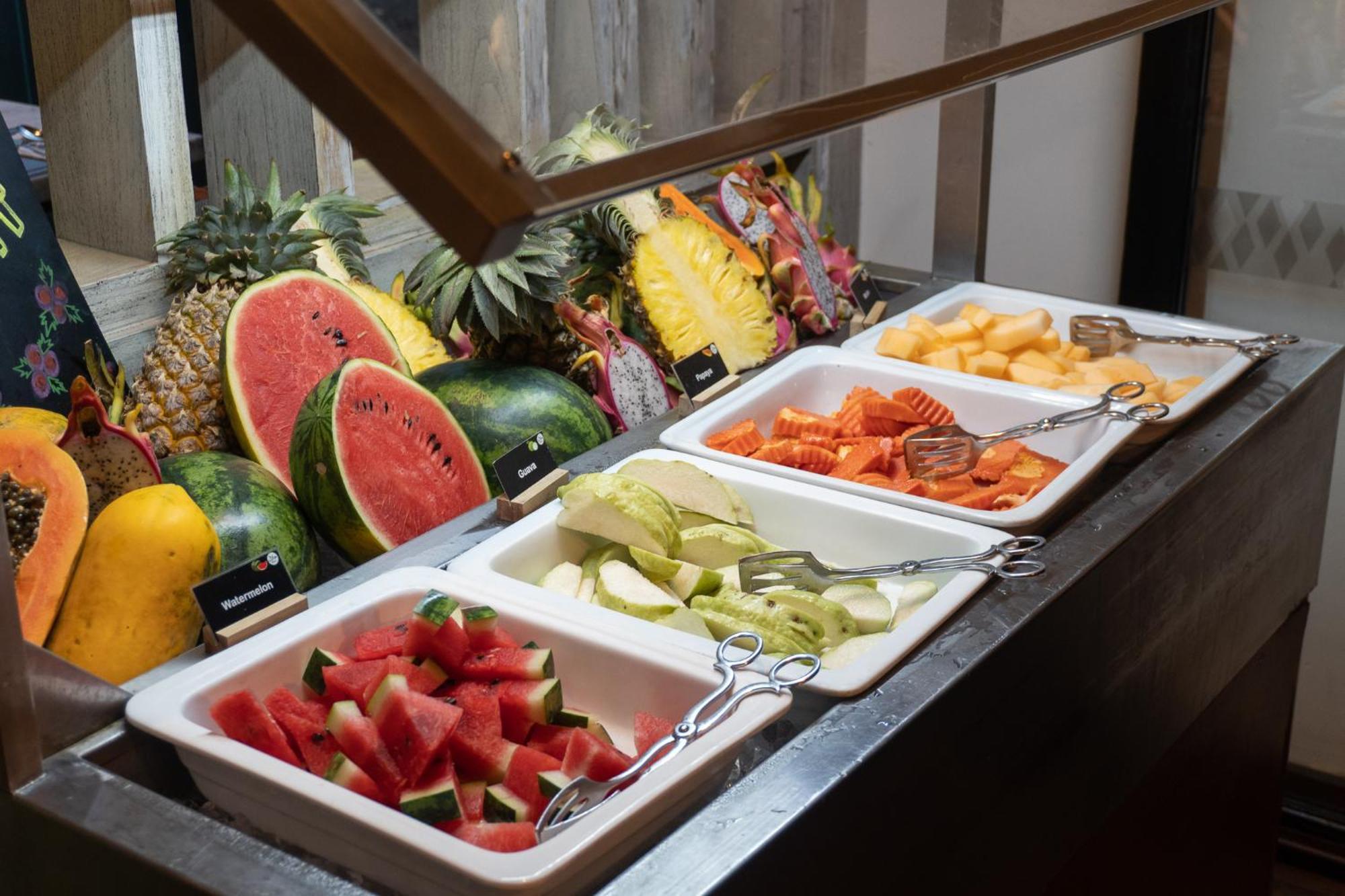 Moevenpick Hotel Sukhumvit 15 Bangkok Exterior foto Fruit salad