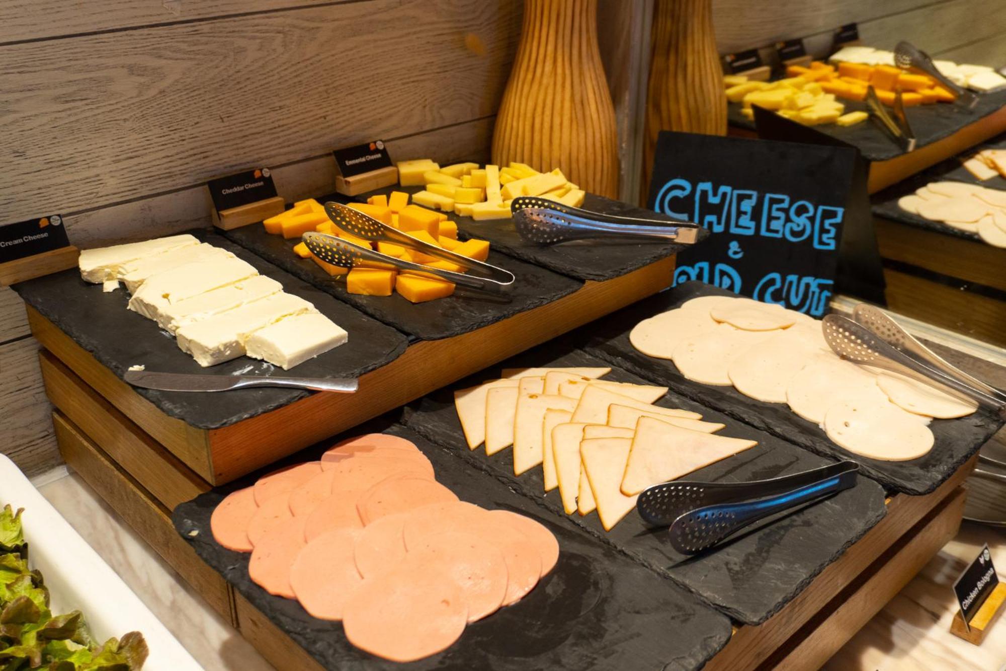 Moevenpick Hotel Sukhumvit 15 Bangkok Exterior foto Cheese and cold cuts