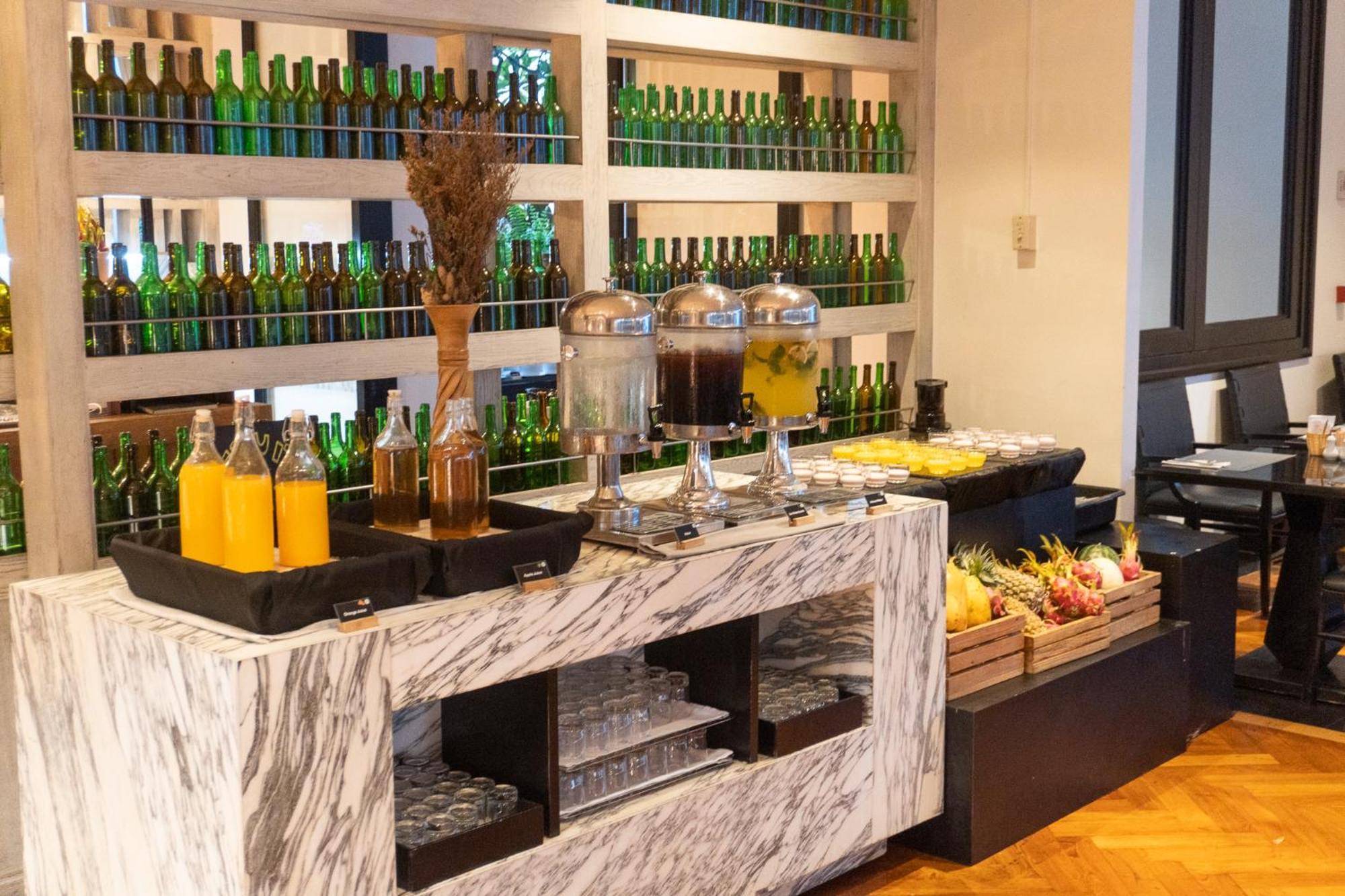 Moevenpick Hotel Sukhumvit 15 Bangkok Exterior foto A juice bar