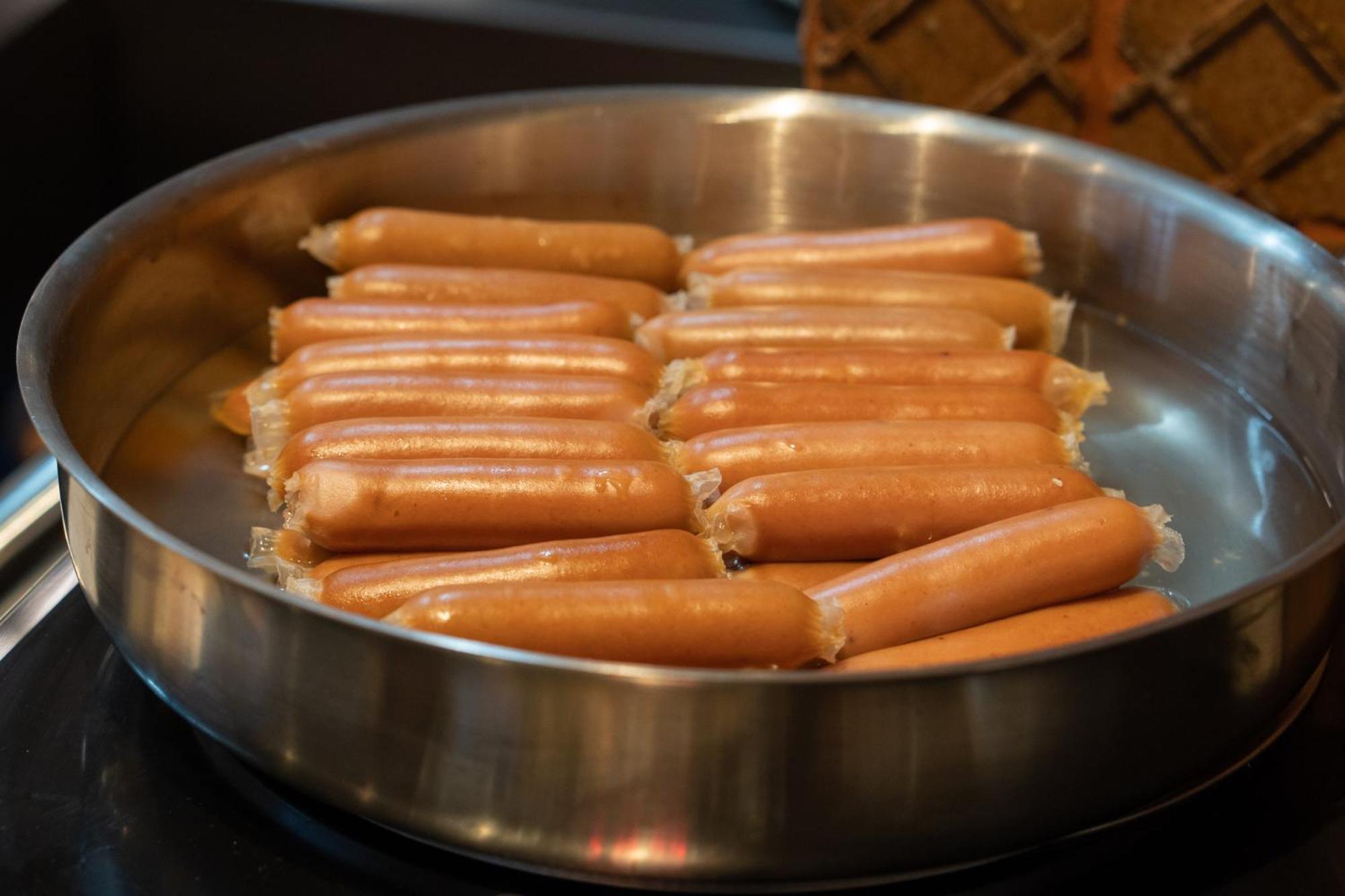 Moevenpick Hotel Sukhumvit 15 Bangkok Exterior foto A pan of uncooked chipolata sausages