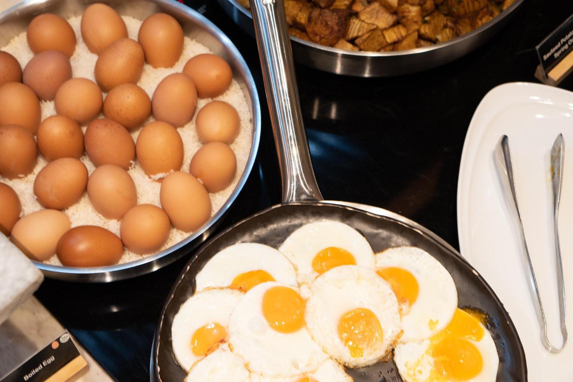 Moevenpick Hotel Sukhumvit 15 Bangkok Exterior foto Eggs