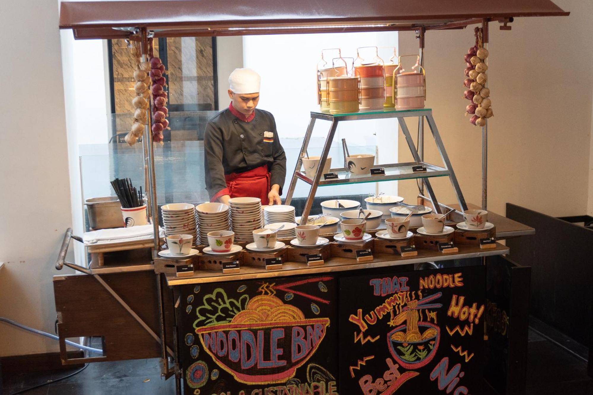 Moevenpick Hotel Sukhumvit 15 Bangkok Exterior foto A noodle bar in Prague