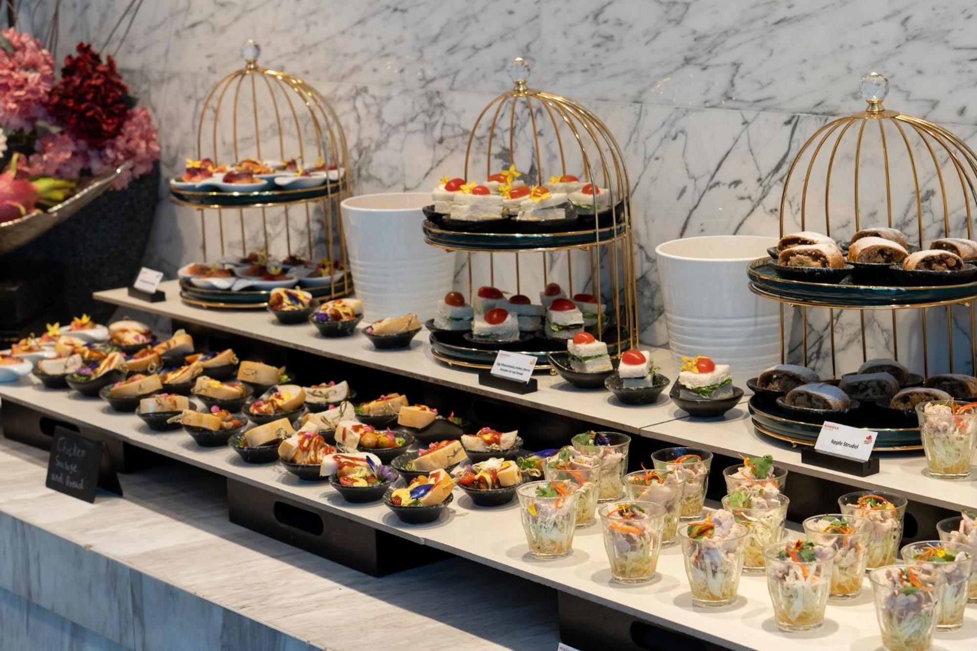 Moevenpick Hotel Sukhumvit 15 Bangkok Exterior foto A buffet of hors d'oeuvres