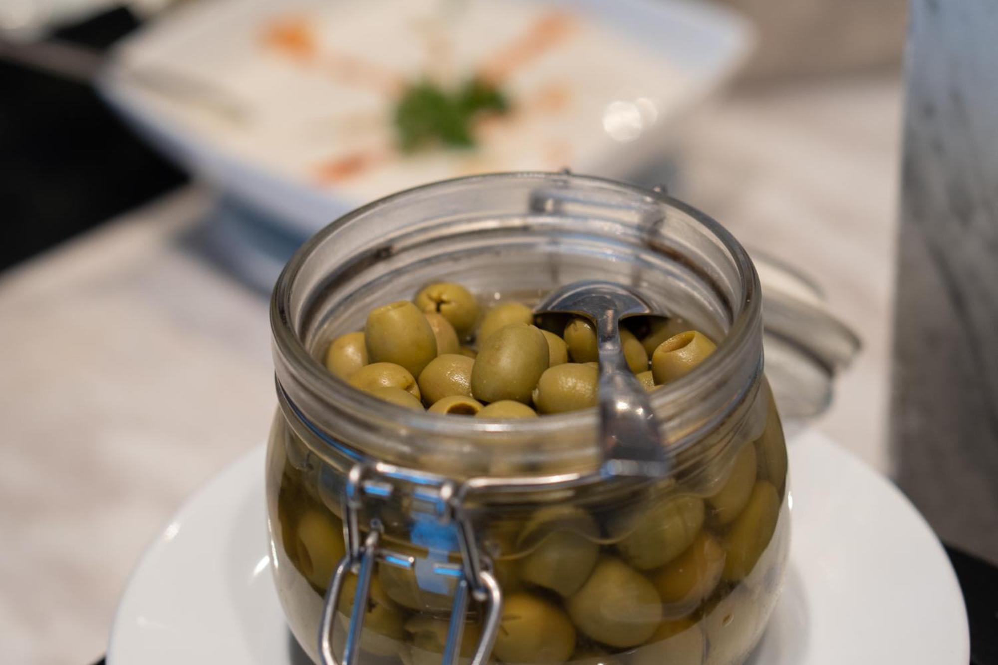 Moevenpick Hotel Sukhumvit 15 Bangkok Exterior foto A jar of green olives