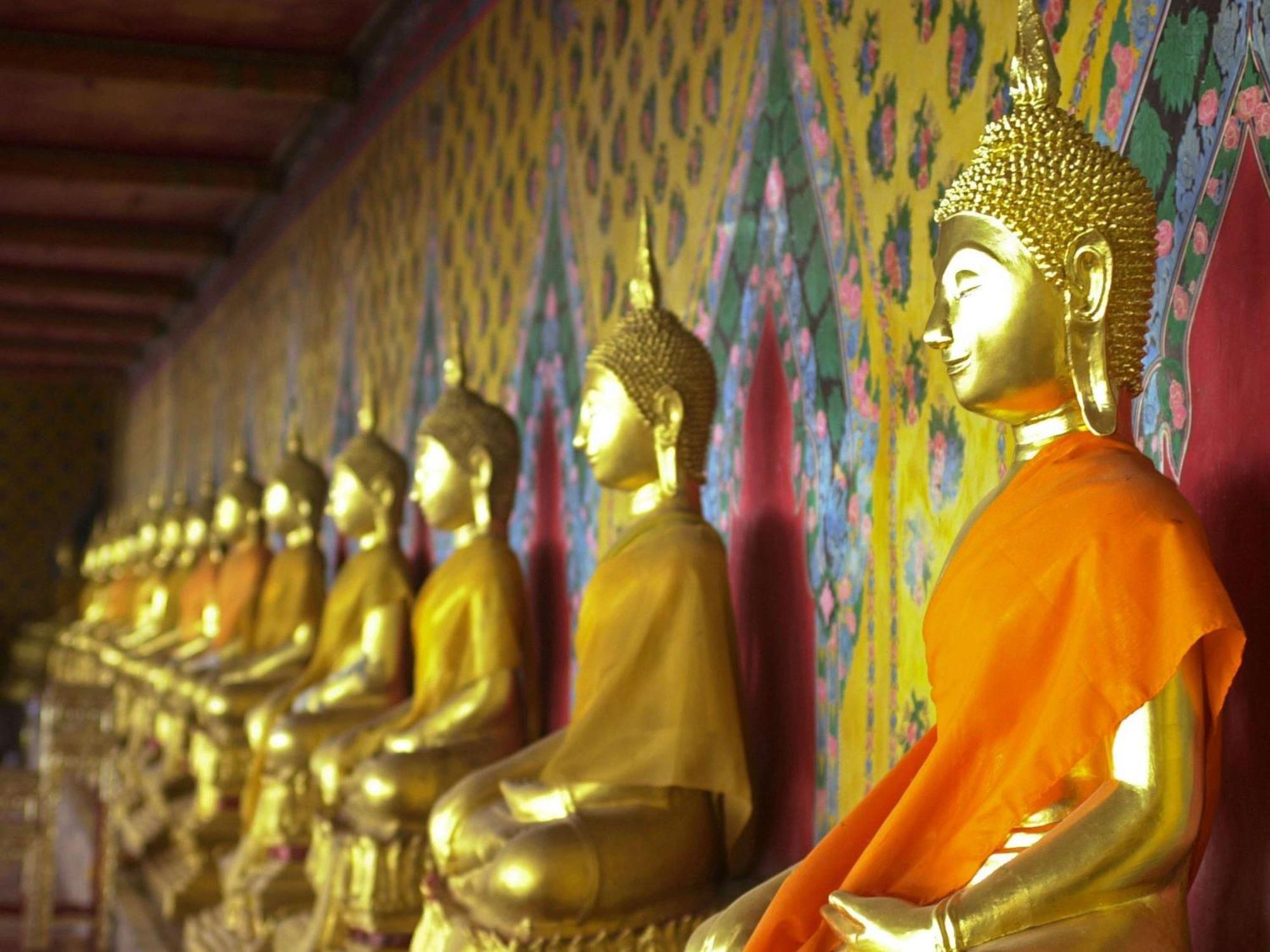 Moevenpick Hotel Sukhumvit 15 Bangkok Exterior foto The Buddha